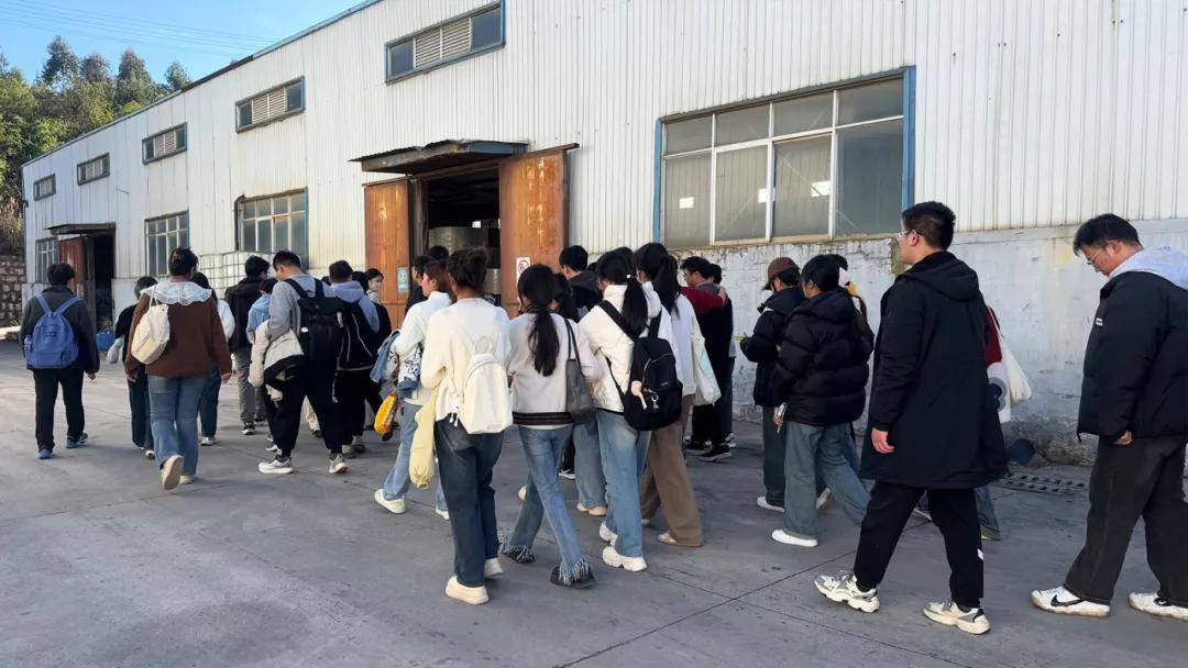源学院师生到云南欣城防水实习参观米乐m6登录入口云南大学材料与能(图3)