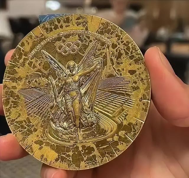 对比北京金镶玉奖牌荣光与瑕疵尽显m6米乐巴黎奥运奖牌因氧化被退回(图2)