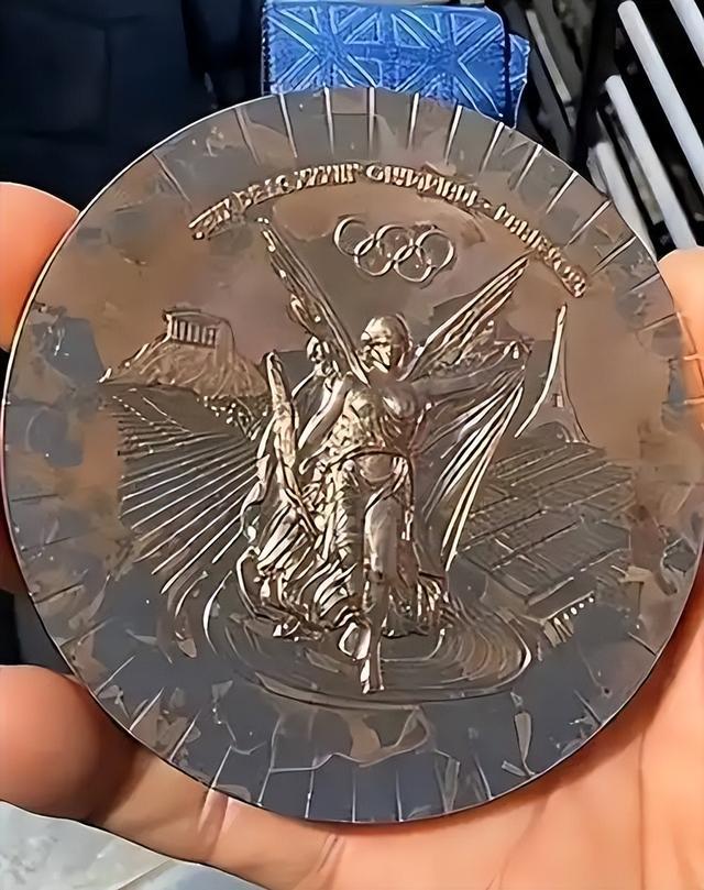 对比北京金镶玉奖牌荣光与瑕疵尽显m6米乐巴黎奥运奖牌因氧化被退回(图4)