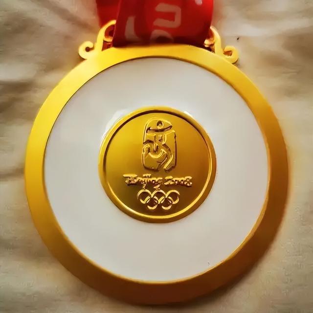 对比北京金镶玉奖牌荣光与瑕疵尽显m6米乐巴黎奥运奖牌因氧化被退回(图11)