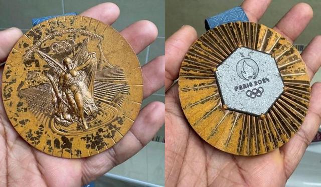 对比北京金镶玉奖牌荣光与瑕疵尽显m6米乐巴黎奥运奖牌因氧化被退回(图14)